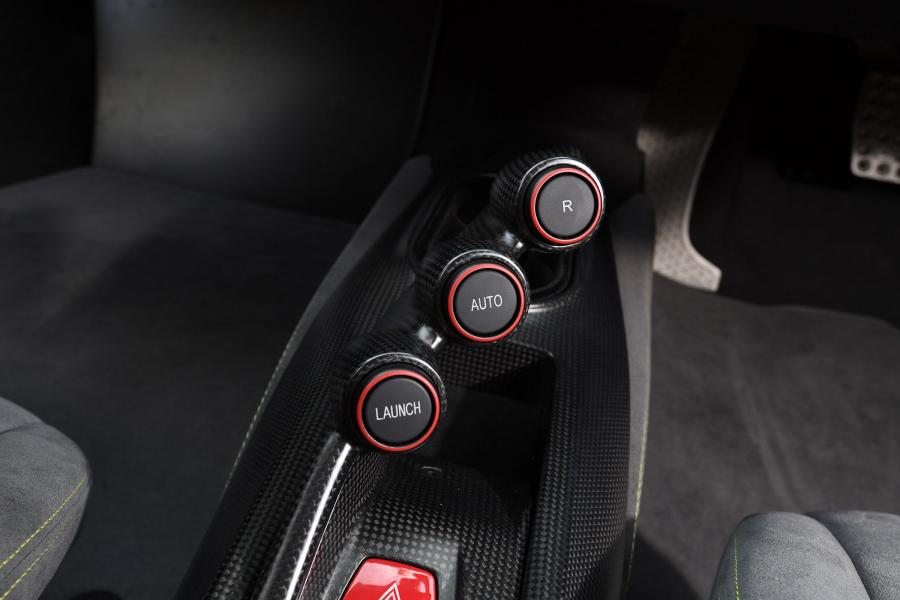 Детали интерьера Ferrari 488 Pista 2018 года  (UK) (фото 14 из 21)